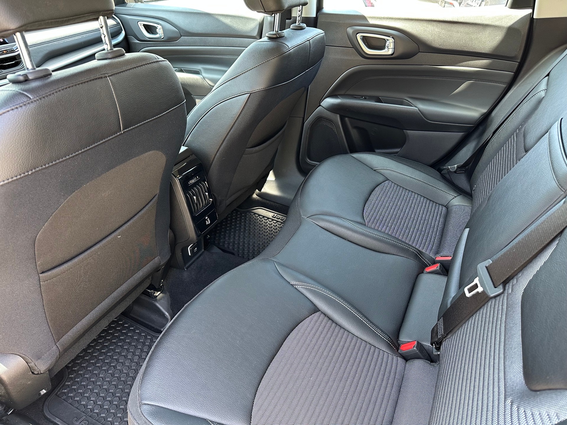 JEEP Compass 4x2 1.5 T MHEV Swiss Altitude-image-5