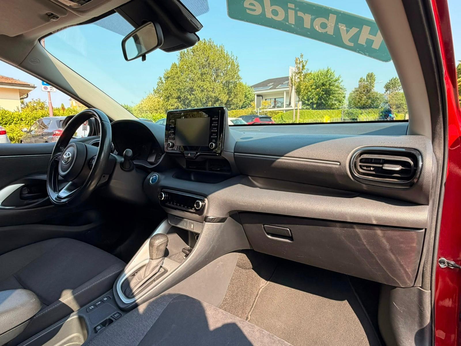 TOYOTA Yaris 1.5 Comfort e-CVT-image-10