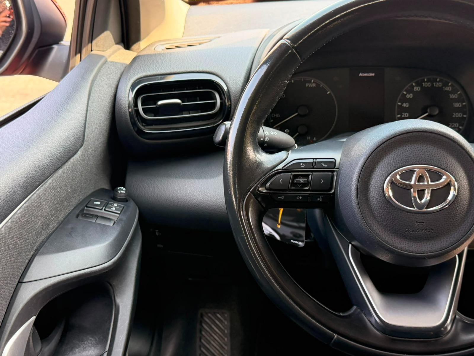 TOYOTA Yaris 1.5 Comfort e-CVT-image-12