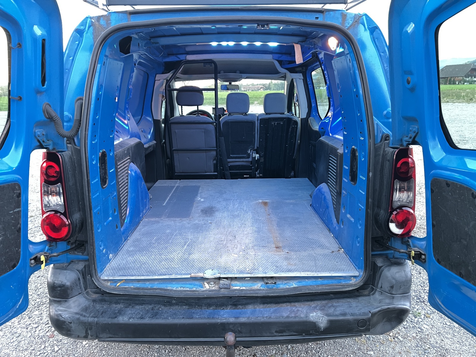 PEUGEOT Partner 1.6 e-HDI Urban Pack-image-9