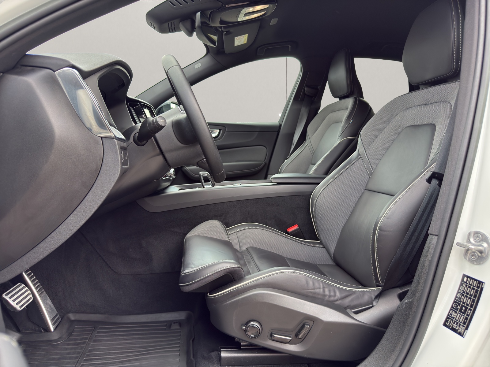 VOLVO XC60 2.0 B4 MH R-Design AWD-image-8