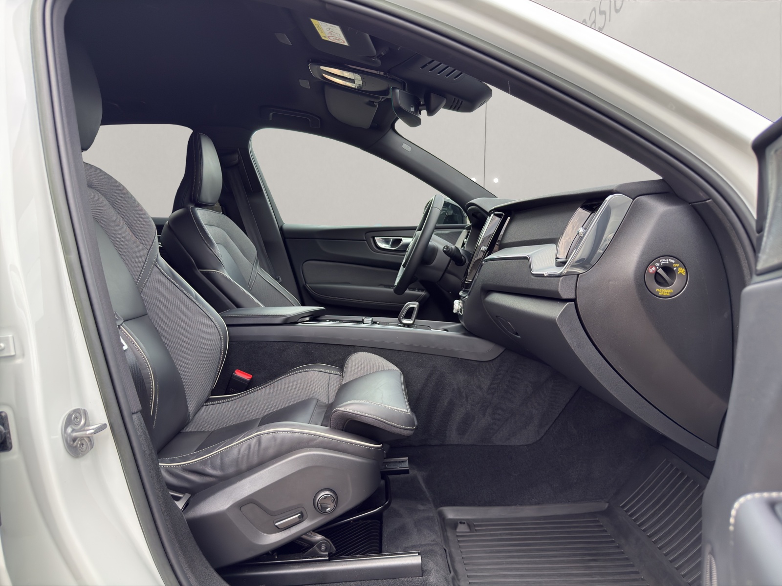 VOLVO XC60 2.0 B4 MH R-Design AWD-image-9