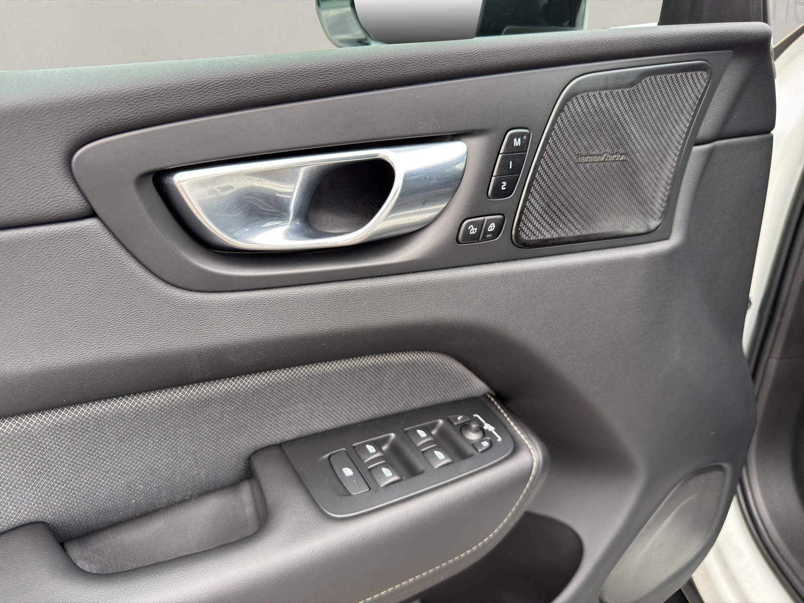 VOLVO XC60 2.0 B4 MH R-Design AWD-image-7