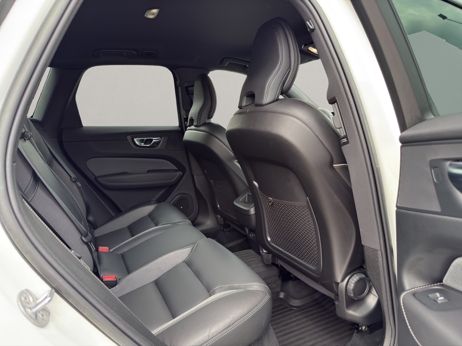 VOLVO XC60 2.0 B4 MH R-Design AWD-image-12