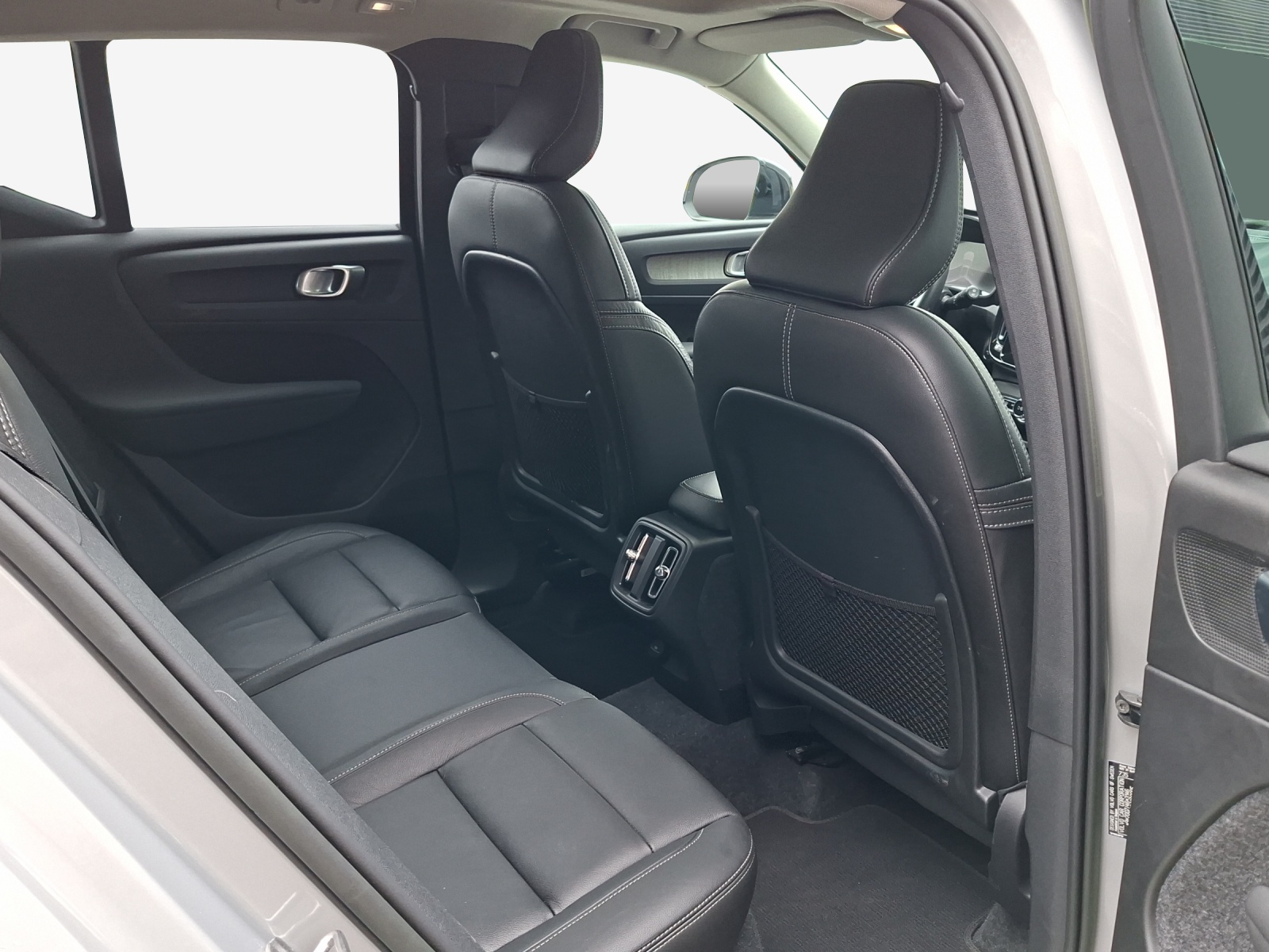 VOLVO XC40 B4 Benzin Mild Hybrid AWD Ultim. Dark DCT-image-13