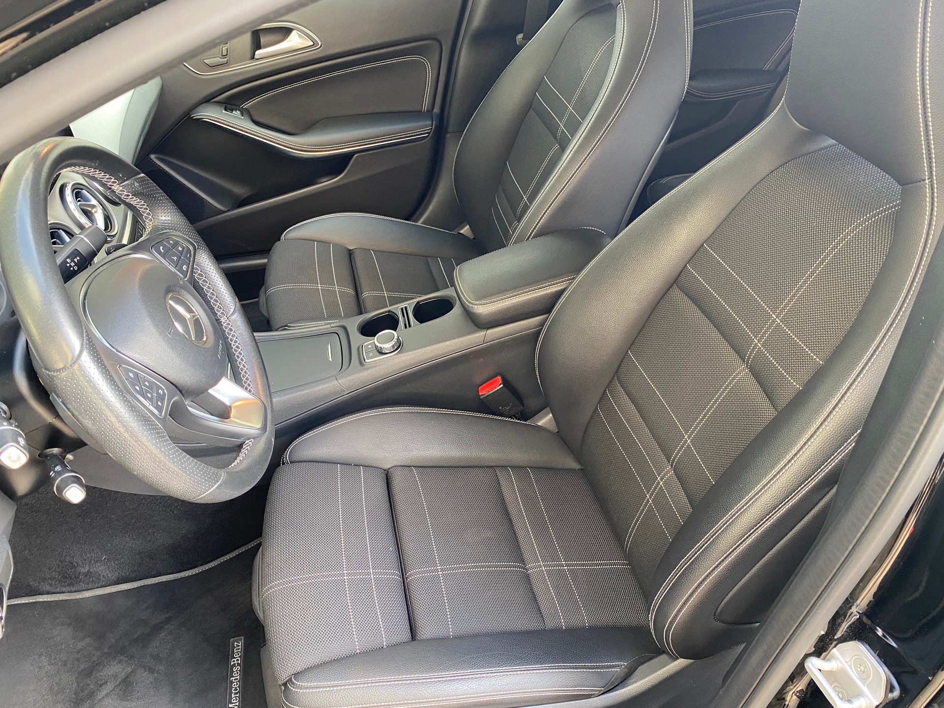 MERCEDES-BENZ GLA 200 Night Star 7G-DCT-image-24