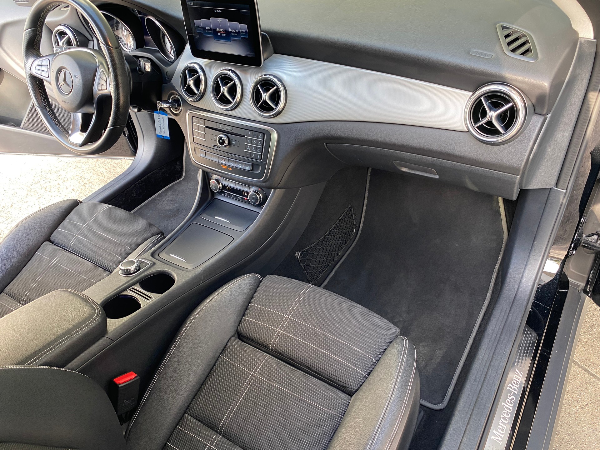 MERCEDES-BENZ GLA 200 Night Star 7G-DCT-image-25