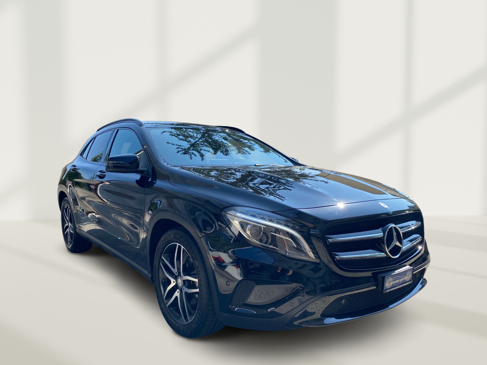 MERCEDES-BENZ GLA 200 Night Star 7G-DCT-showroom-element-1