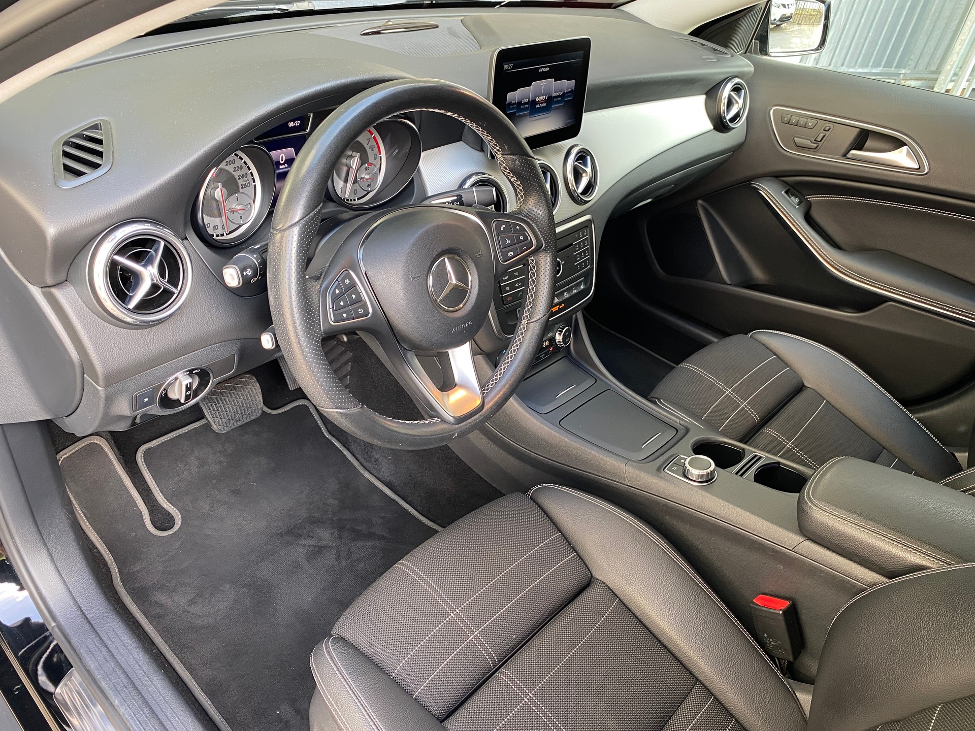 MERCEDES-BENZ GLA 200 Night Star 7G-DCT-image-23