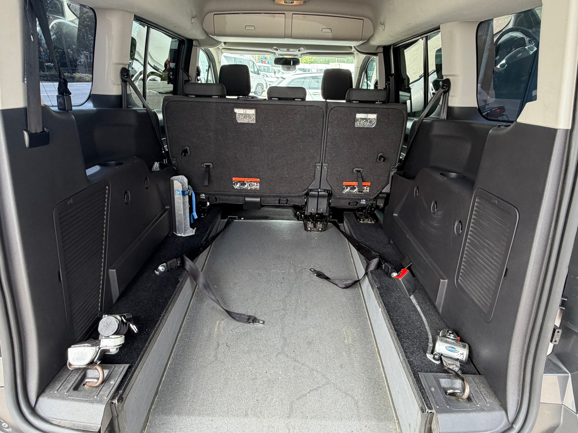 FORD Grand Tourneo Connect 1.6 TDCi Rollstuhl-Rampe Trend-image-12