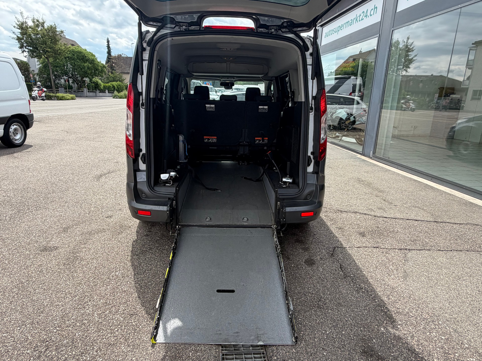 FORD Grand Tourneo Connect 1.6 TDCi Rollstuhl-Rampe Trend-image-10