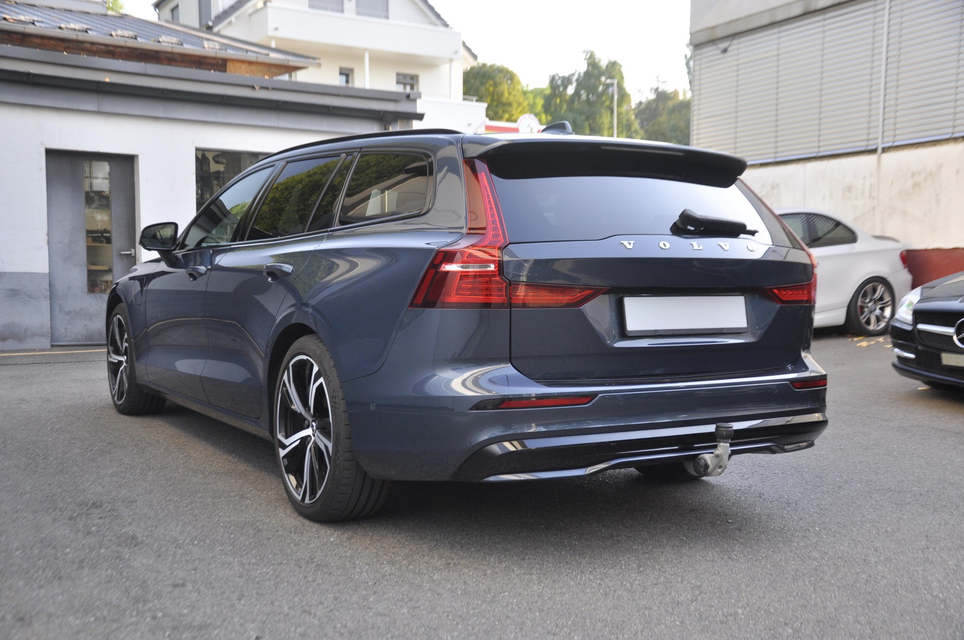 VOLVO V60 T8 eAWD Plug in Hybrid Ultimate Dark Geartronic I Anhängerkupplung-image-13