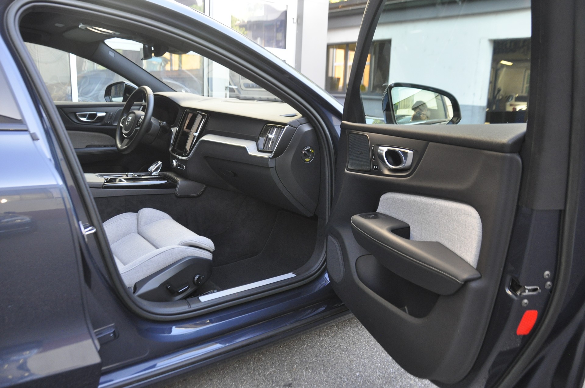 VOLVO V60 T8 eAWD Plug in Hybrid Ultimate Dark Geartronic I Anhängerkupplung-image-3