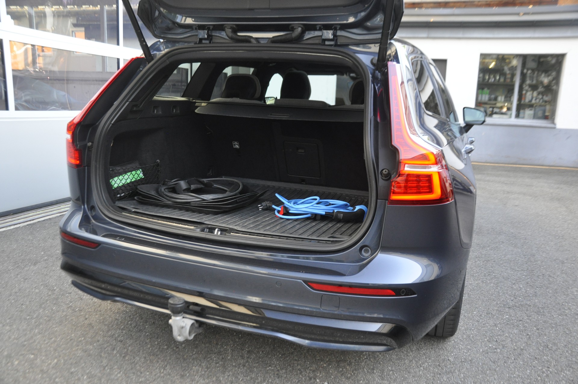 VOLVO V60 T8 eAWD Plug in Hybrid Ultimate Dark Geartronic I Anhängerkupplung-image-12