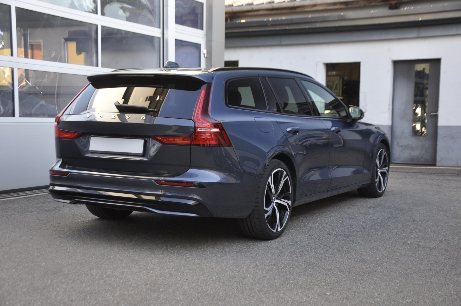 VOLVO V60 T8 eAWD Plug in Hybrid Ultimate Dark Geartronic I Anhängerkupplung-image-2