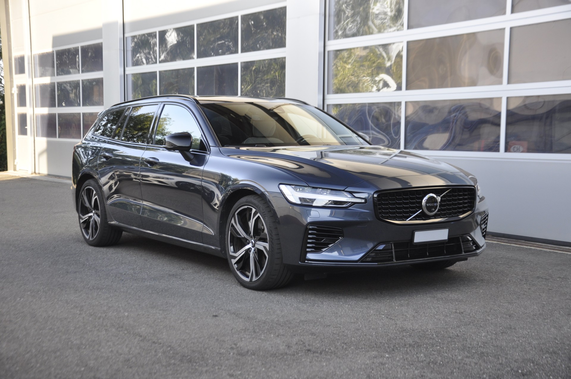 VOLVO V60 T8 eAWD Plug in Hybrid Ultimate Dark Geartronic I Anhängerkupplung-image-0