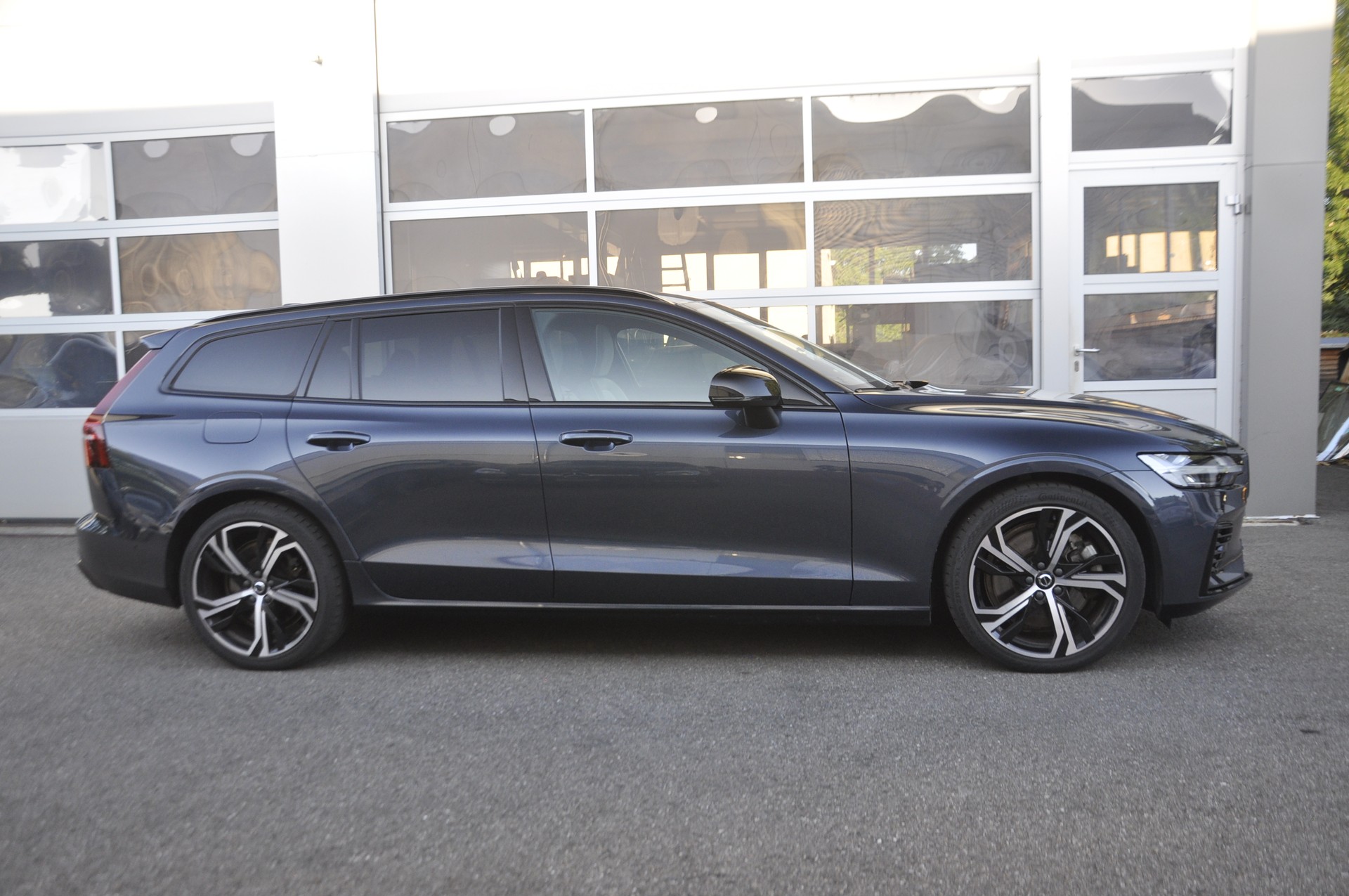 VOLVO V60 T8 eAWD Plug in Hybrid Ultimate Dark Geartronic I Anhängerkupplung-image-1