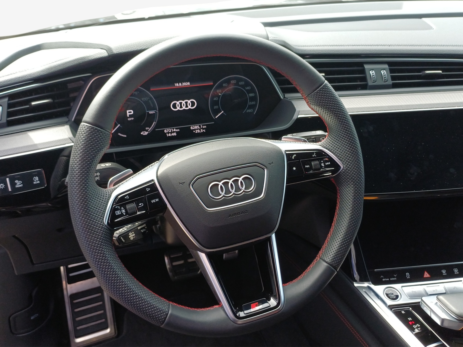 AUDI Q8 55 e-tron Black Edition quattro-image-10