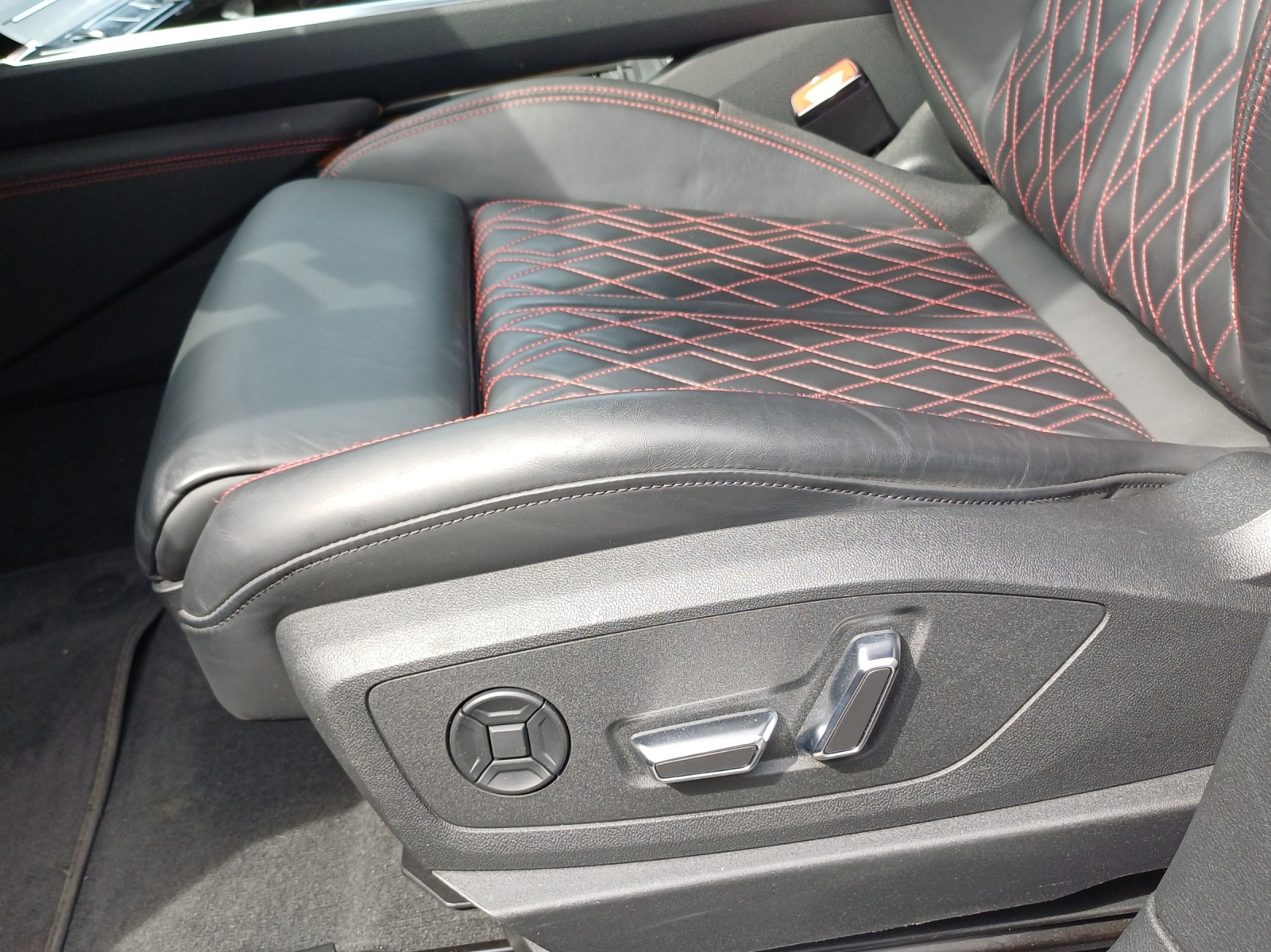 AUDI Q8 55 e-tron Black Edition quattro-image-15