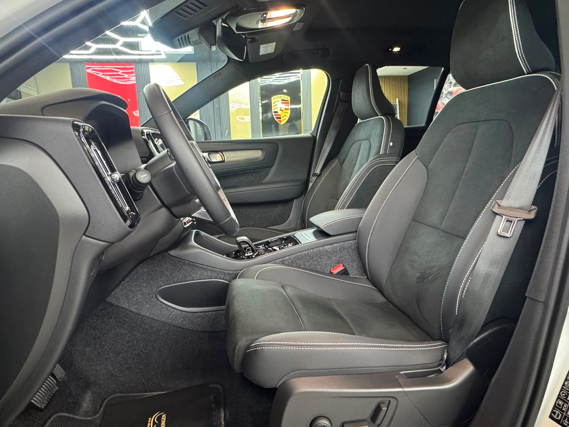 VOLVO XC40 B4 Benzin Mild Hybrid Ultra Dark DCT-image-9