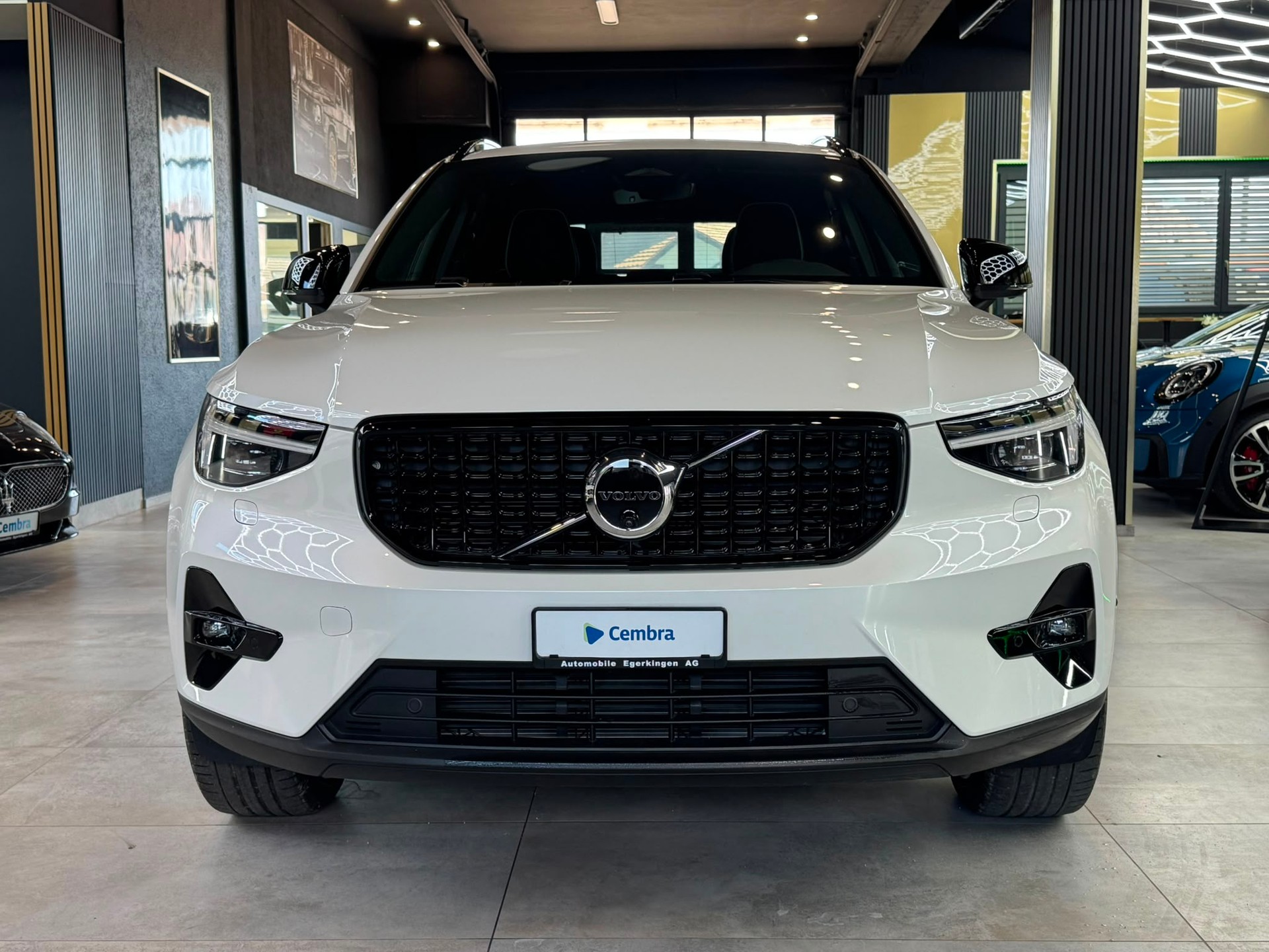 VOLVO XC40 B4 Benzin Mild Hybrid Ultra Dark DCT-image-1