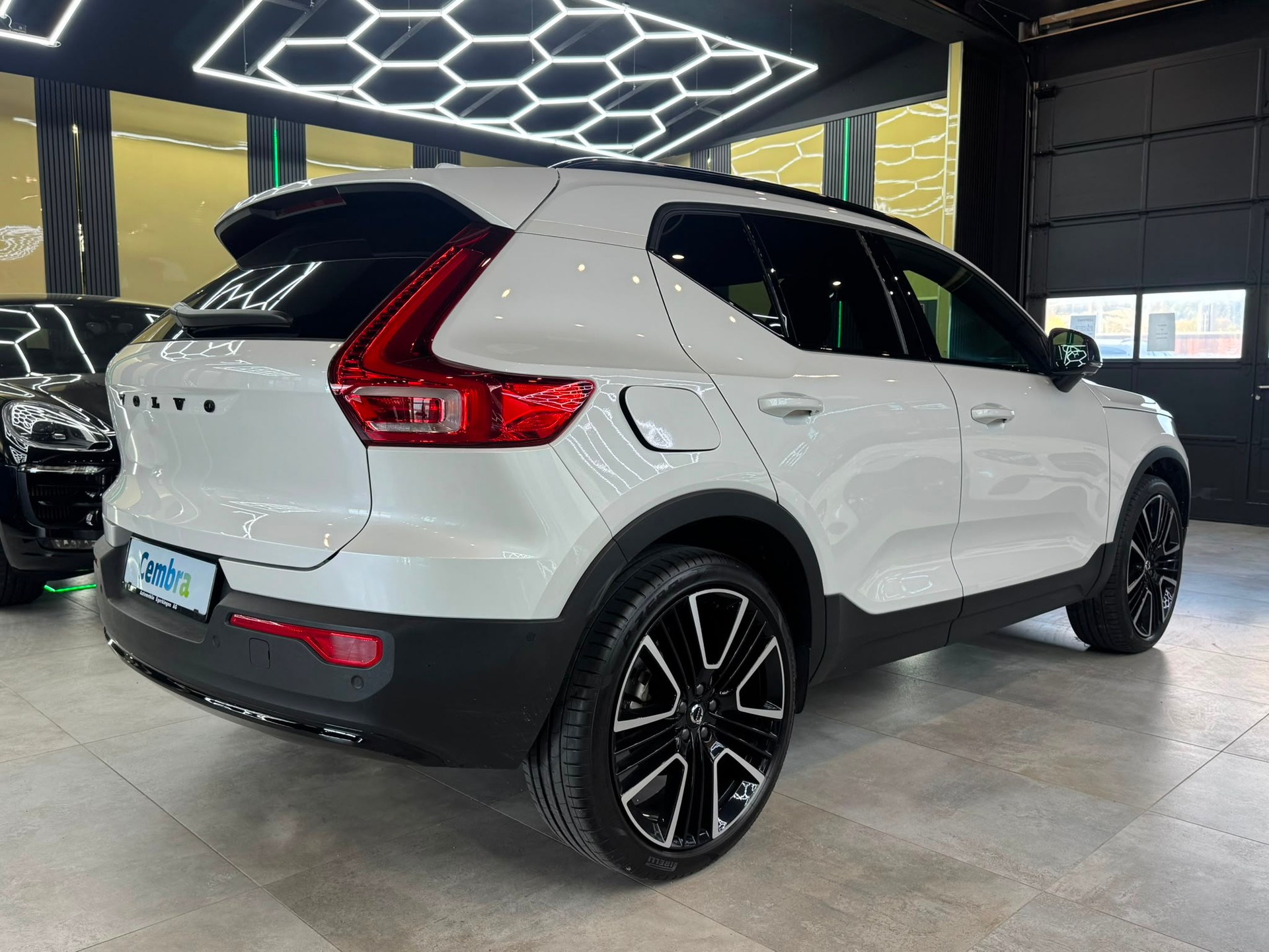 VOLVO XC40 B4 Benzin Mild Hybrid Ultra Dark DCT-image-4