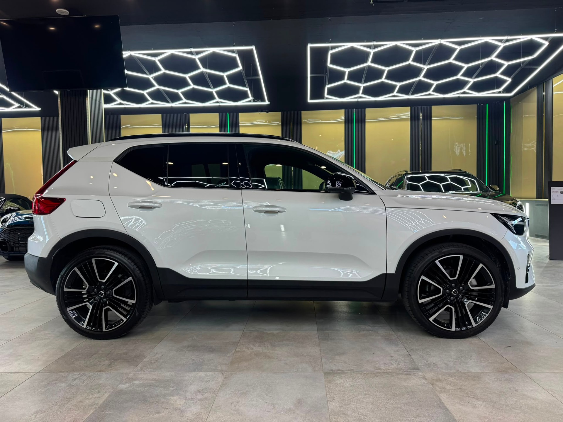 VOLVO XC40 B4 Benzin Mild Hybrid Ultra Dark DCT-image-3