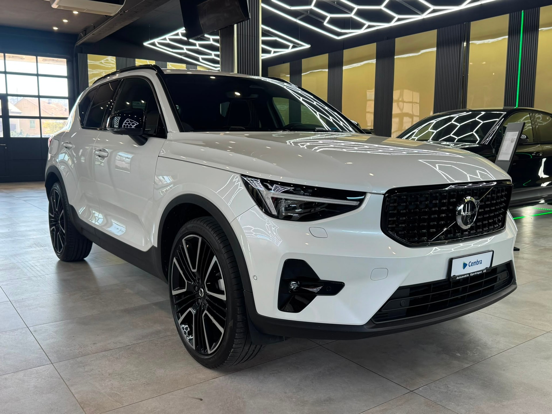 VOLVO XC40 B4 Benzin Mild Hybrid Ultra Dark DCT-image-2