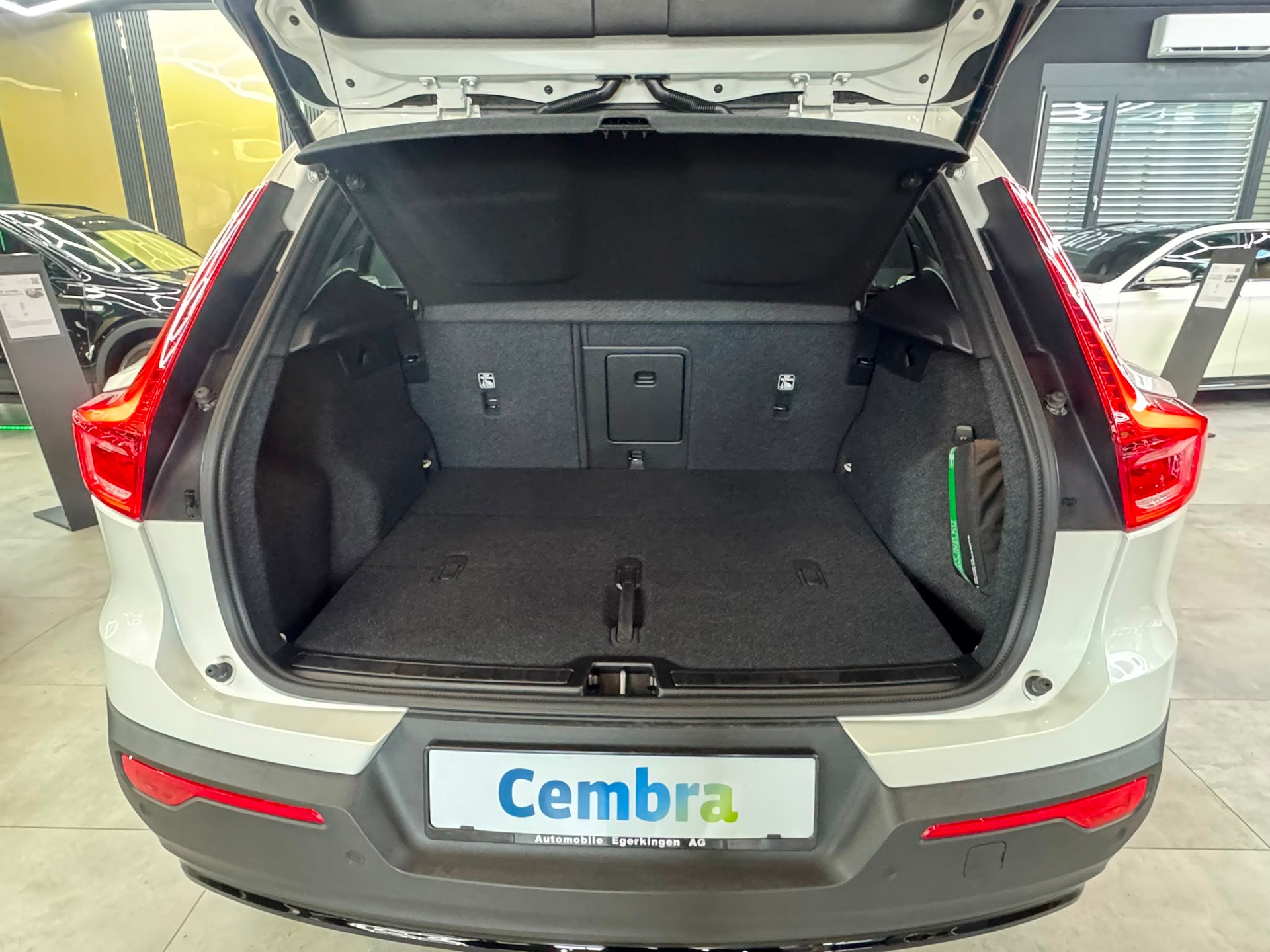VOLVO XC40 B4 Benzin Mild Hybrid Ultra Dark DCT-image-16