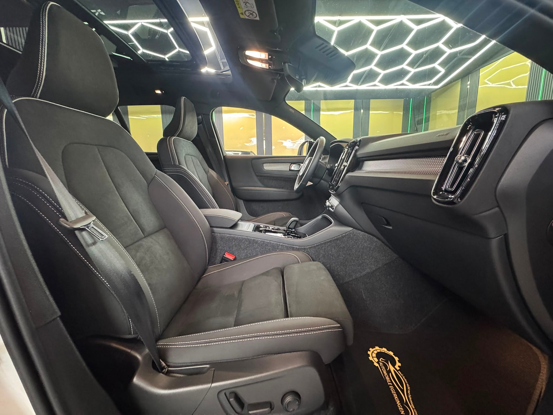 VOLVO XC40 B4 Benzin Mild Hybrid Ultra Dark DCT-image-11