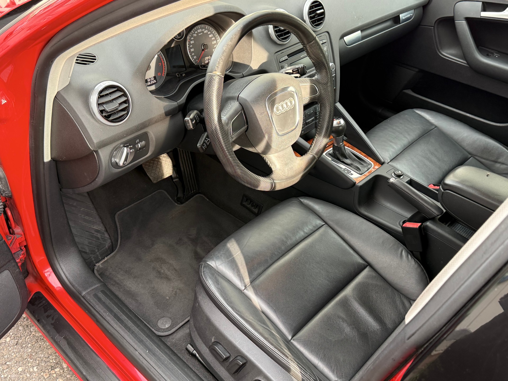AUDI A3 Sportback 2.0 TFSI Ambition quattro S-tronic-image-4