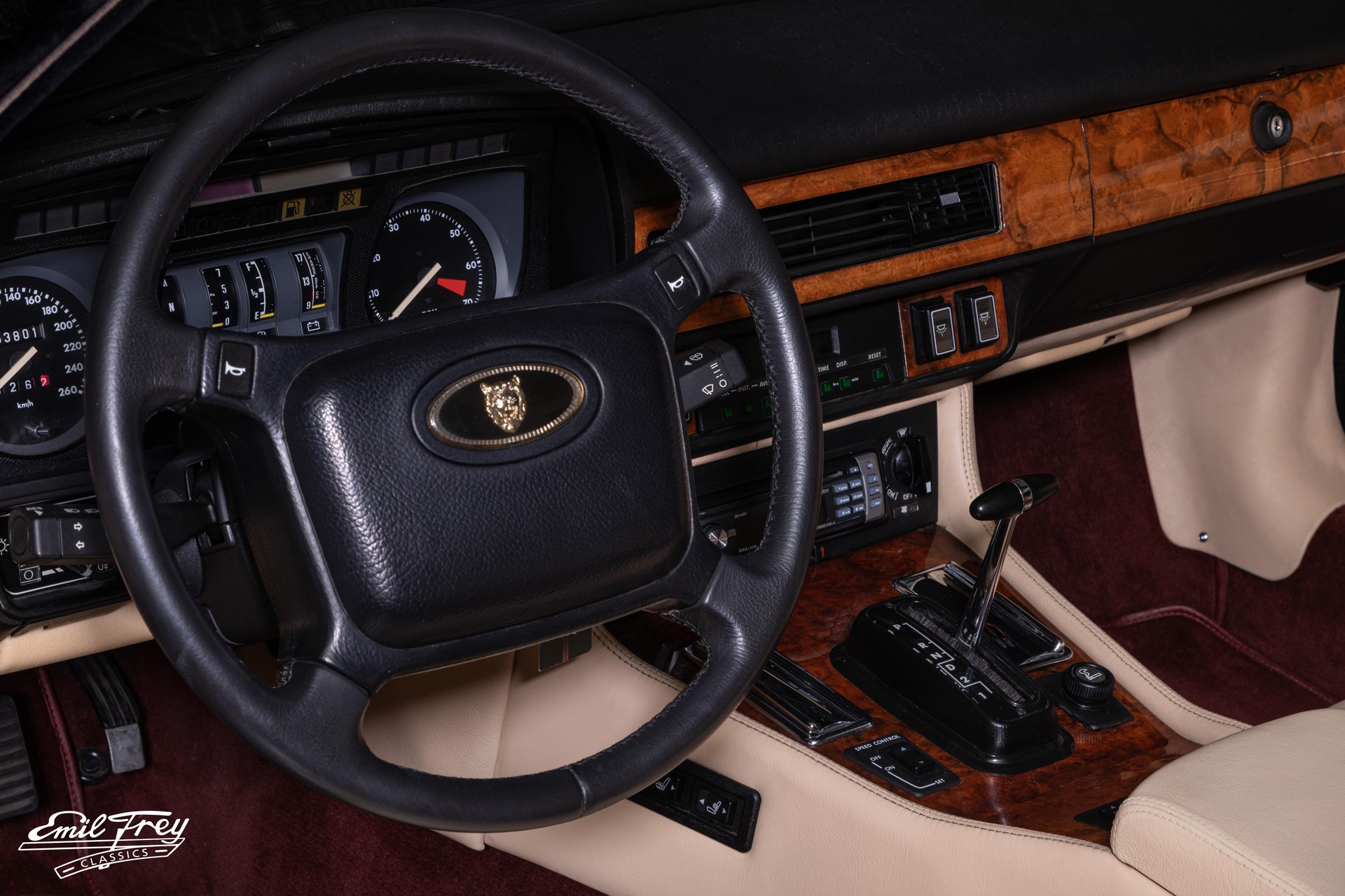 JAGUAR V12 Convertible-image-3