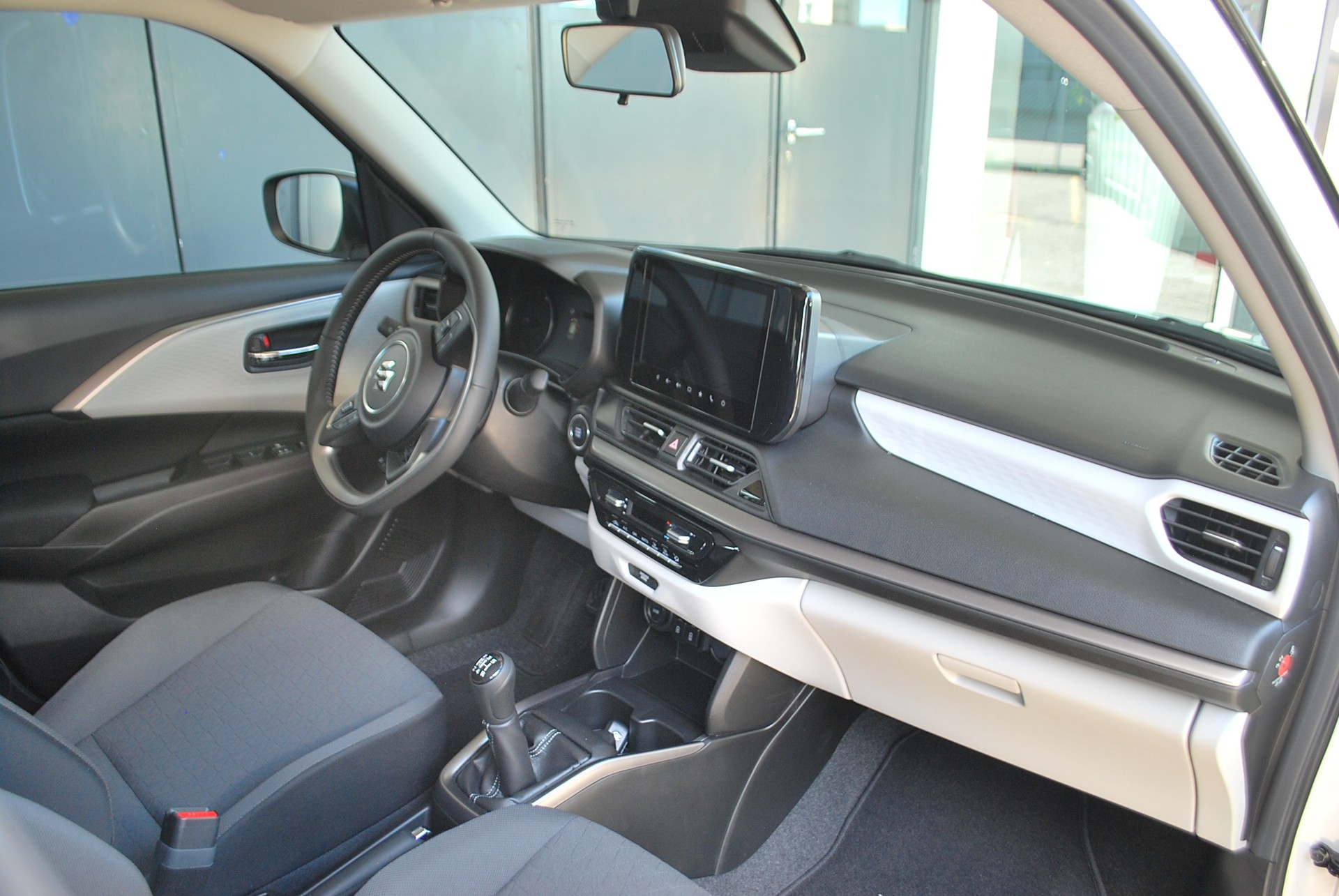 SUZUKI Swift 1.2 Sakura Top Hybrid 4x4-image-11