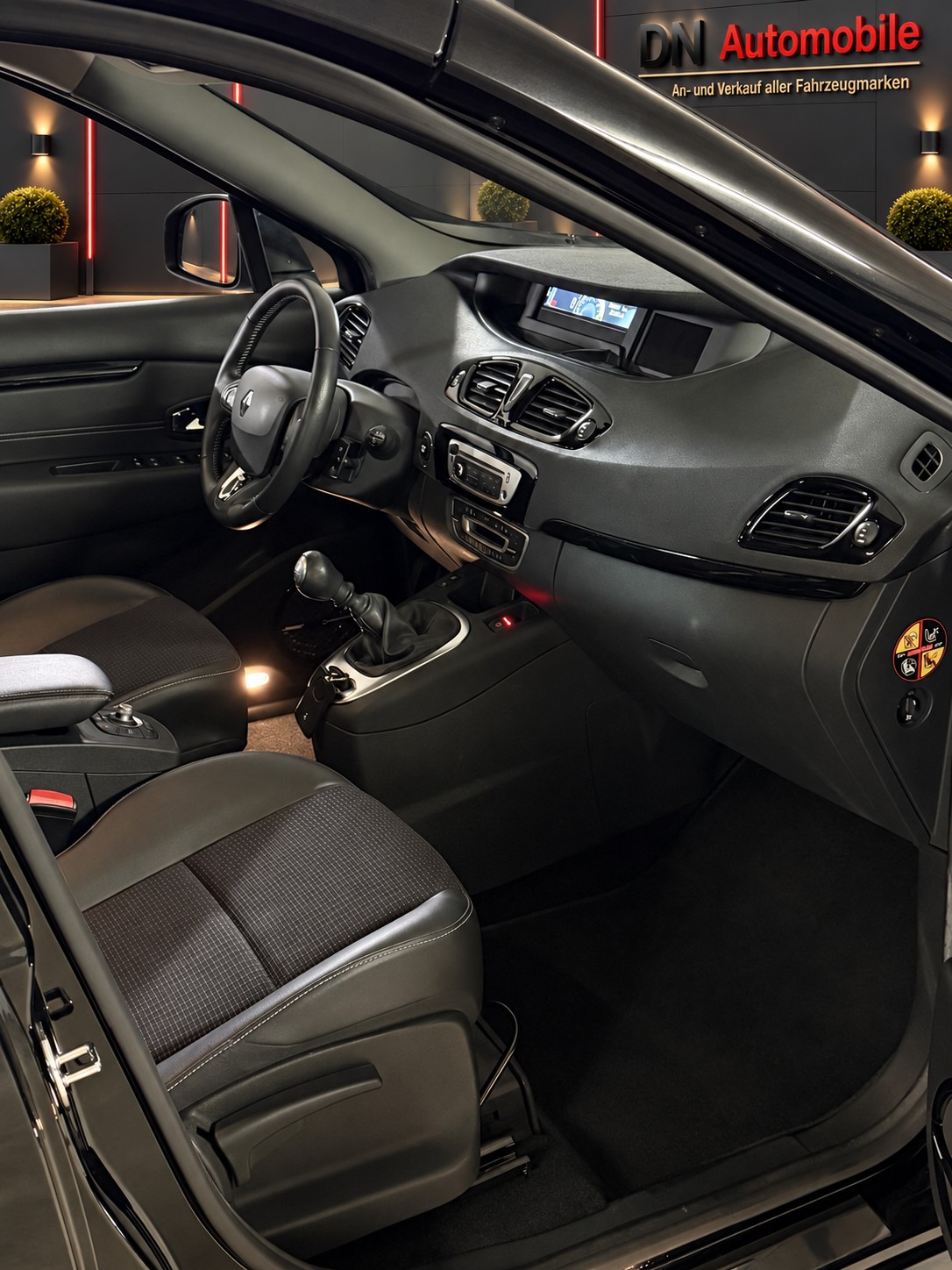 RENAULT Scénic 1.2 16V Turbo Bose Edition-image-8