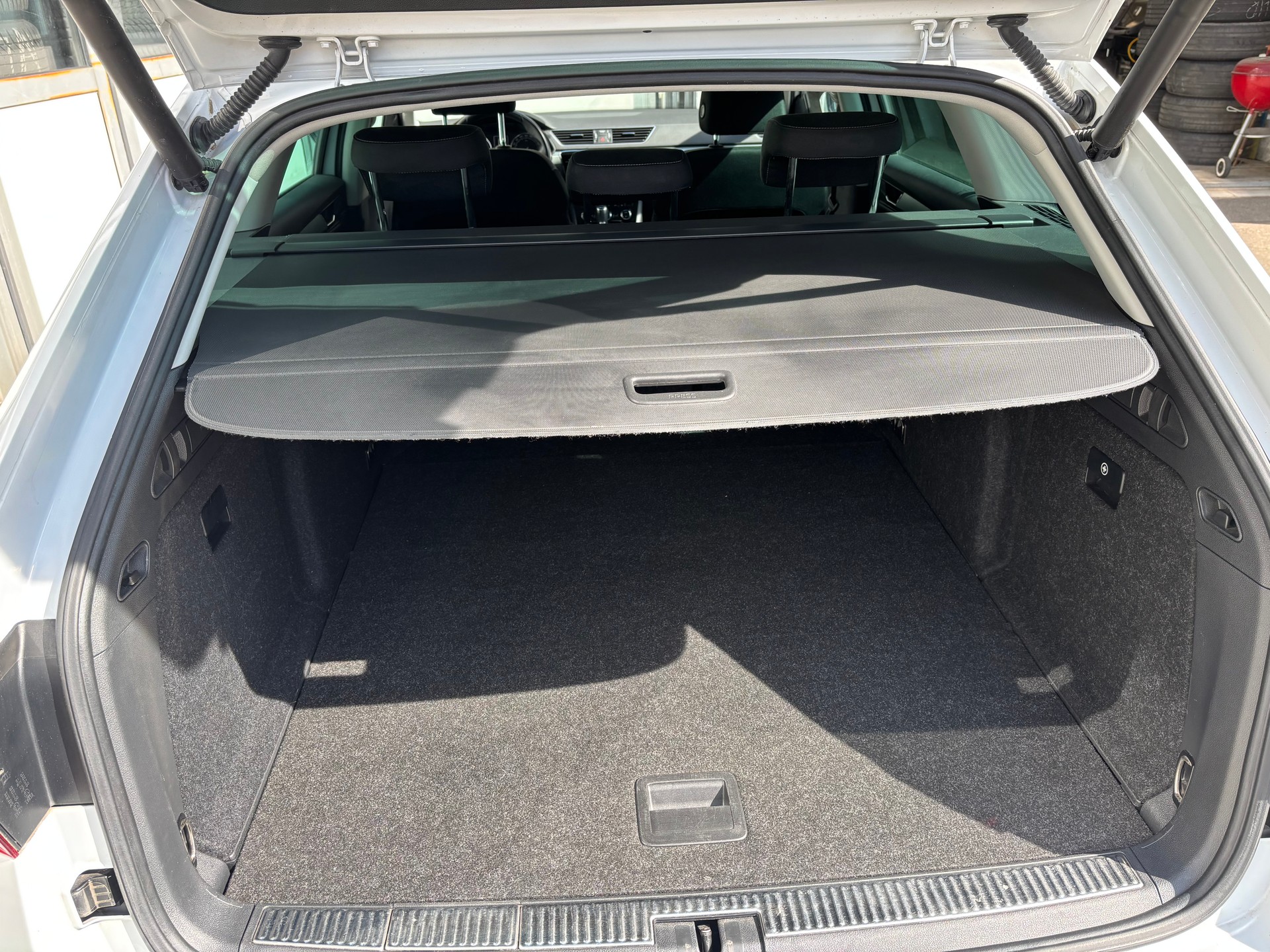 SKODA Superb Combi 2.0 TDi SportLine+ DSG-image-9