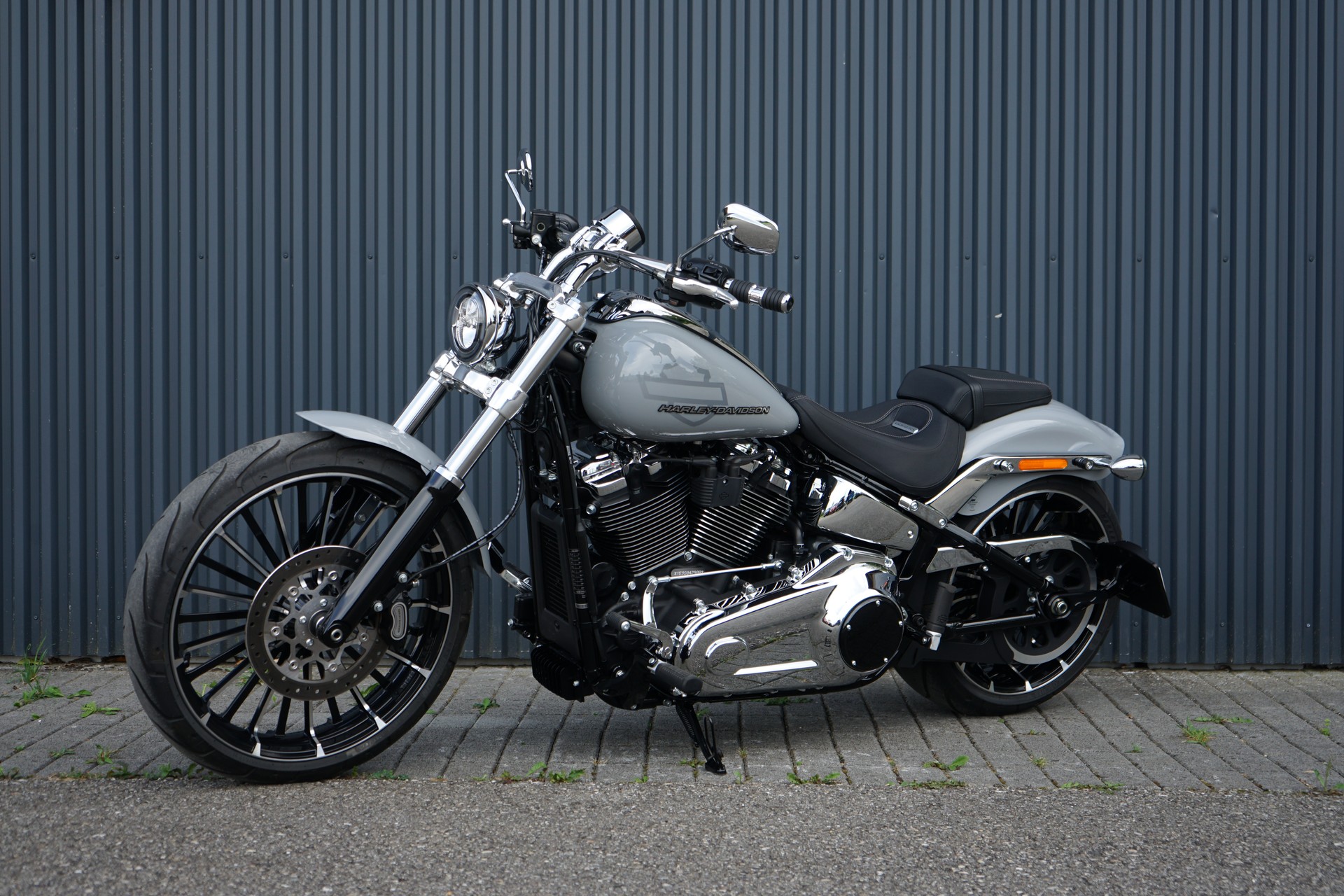 HARLEY-DAVIDSON FXBR Breakout 117ci-showroom-element-1