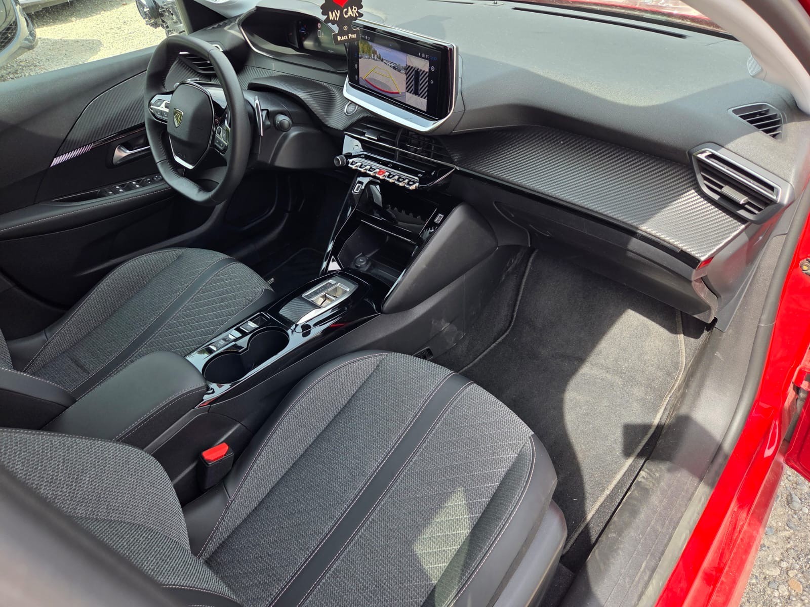 PEUGEOT 208 1.2 MHEV 110 Allure Premium-image-11