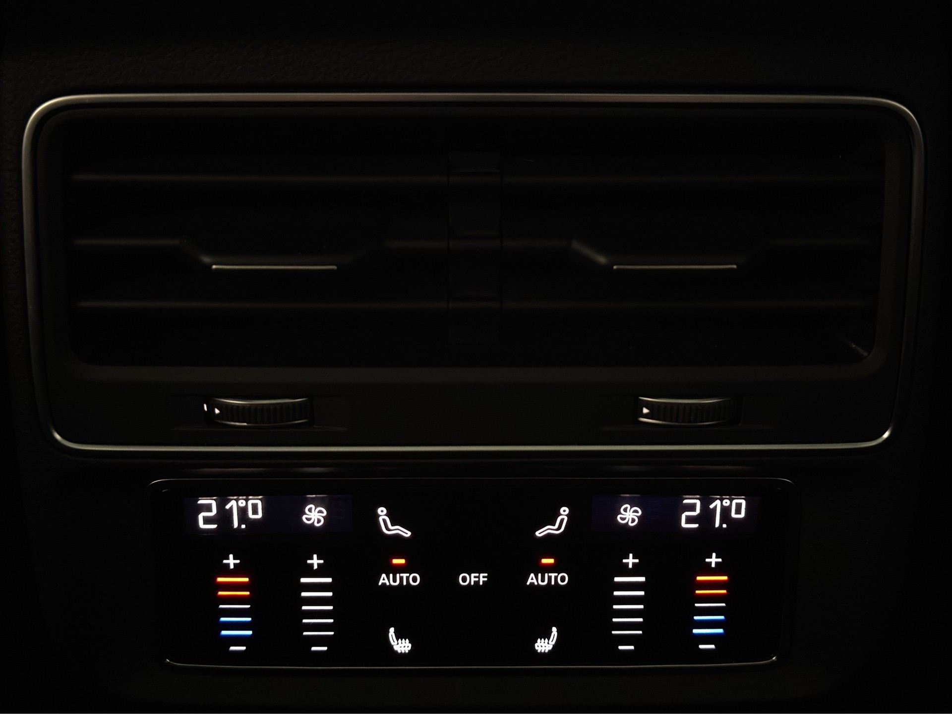 AUDI SQ7 TFSI quattro Competizion Plus "Carbon-Pano-AHK-7.Sitzer"-image-14