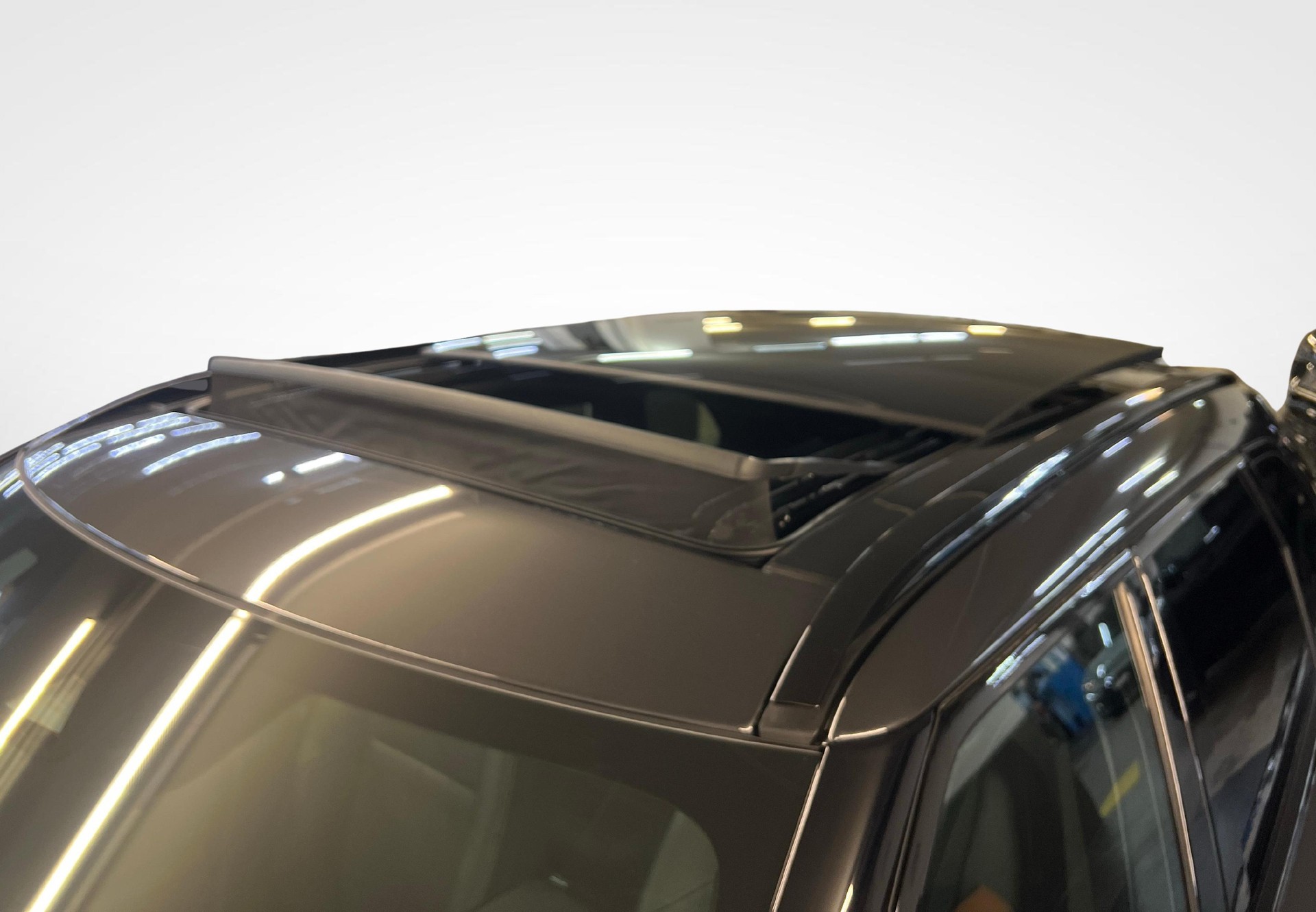 LAND ROVER Range Rover Velar 3.0 I6 Belgravia Edition-image-15