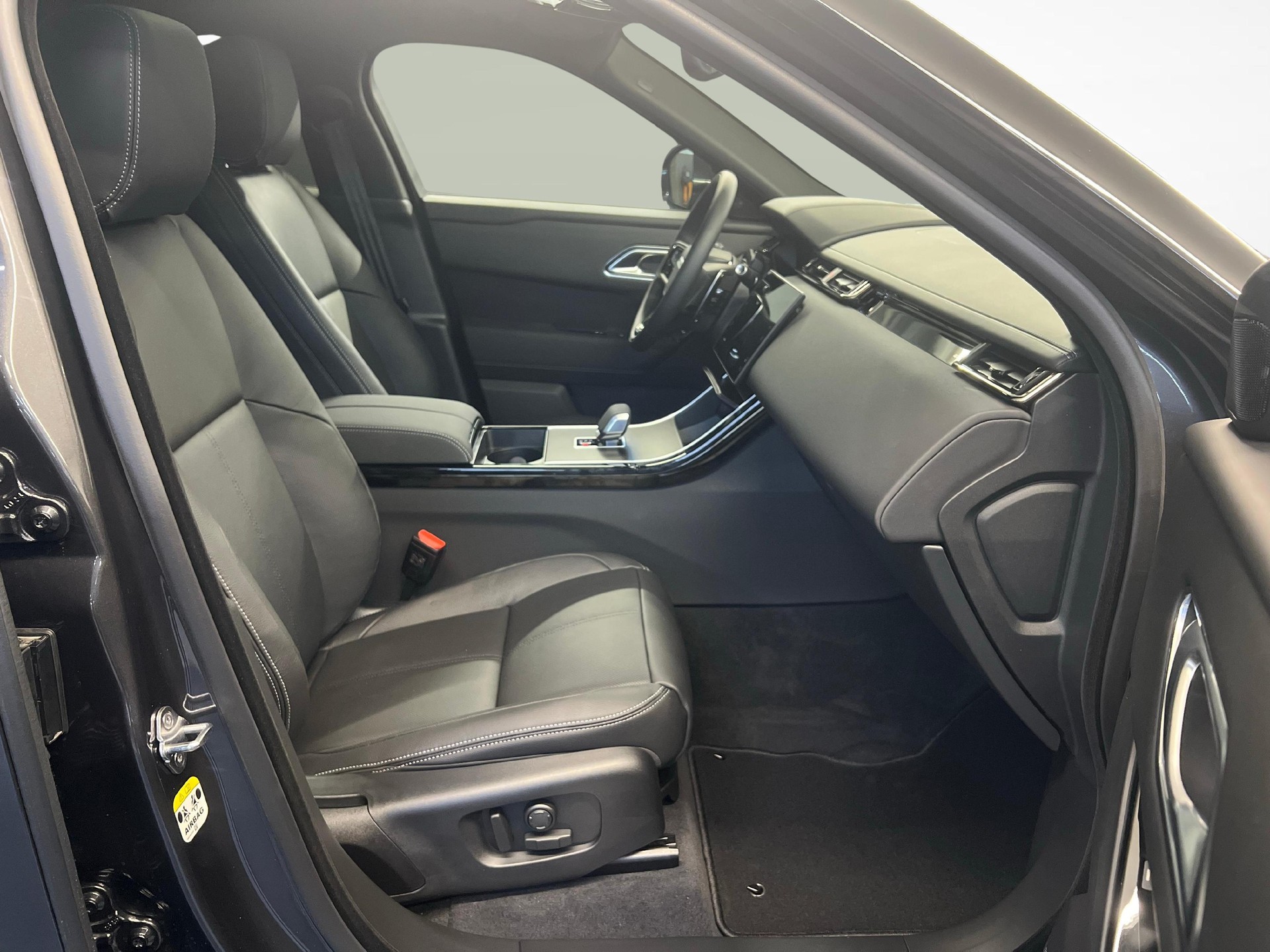 LAND ROVER Range Rover Velar 3.0 I6 Belgravia Edition-image-9