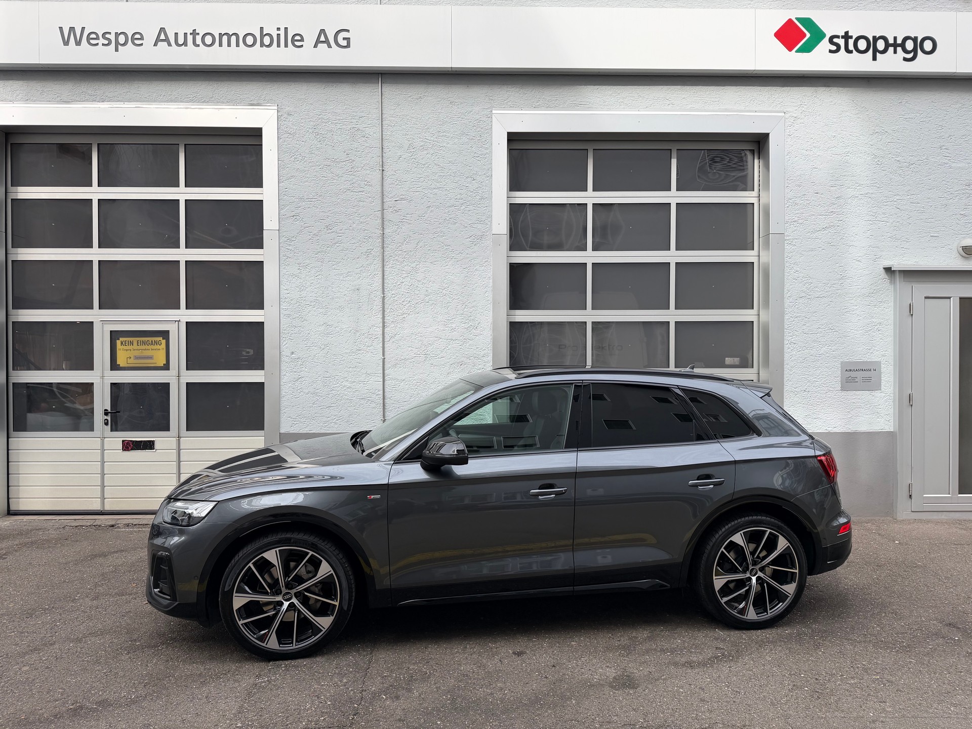 AUDI Q5 40 TDI S-Line Black Edition quattro S-tronic-image-1