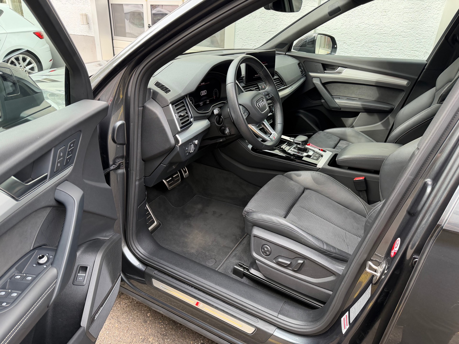 AUDI Q5 40 TDI S-Line Black Edition quattro S-tronic-image-7