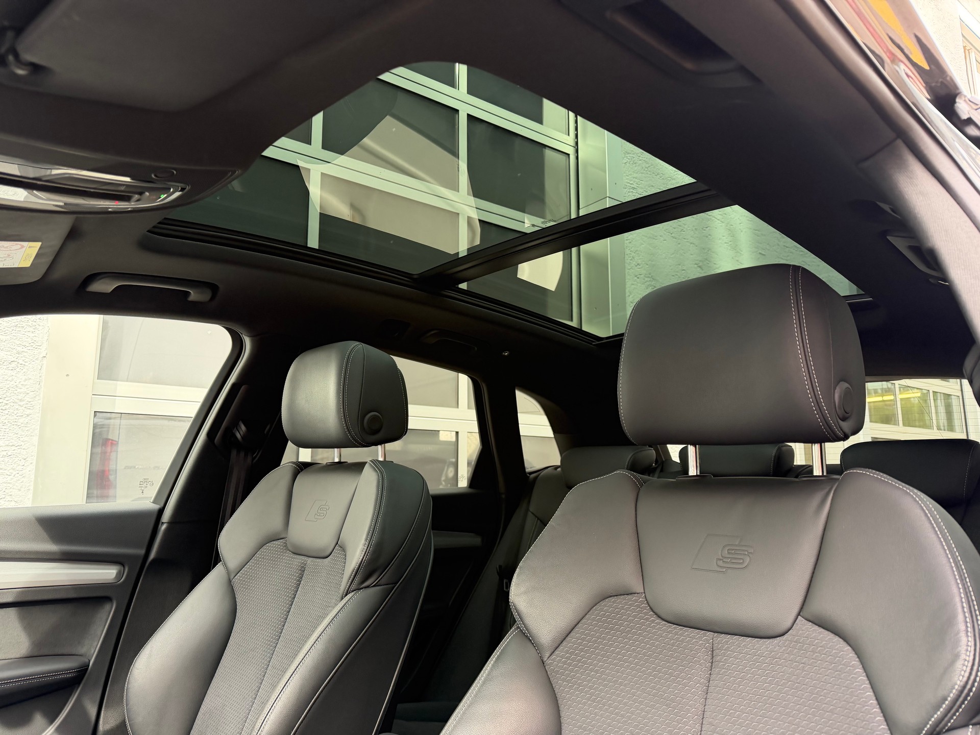 AUDI Q5 40 TDI S-Line Black Edition quattro S-tronic-image-14