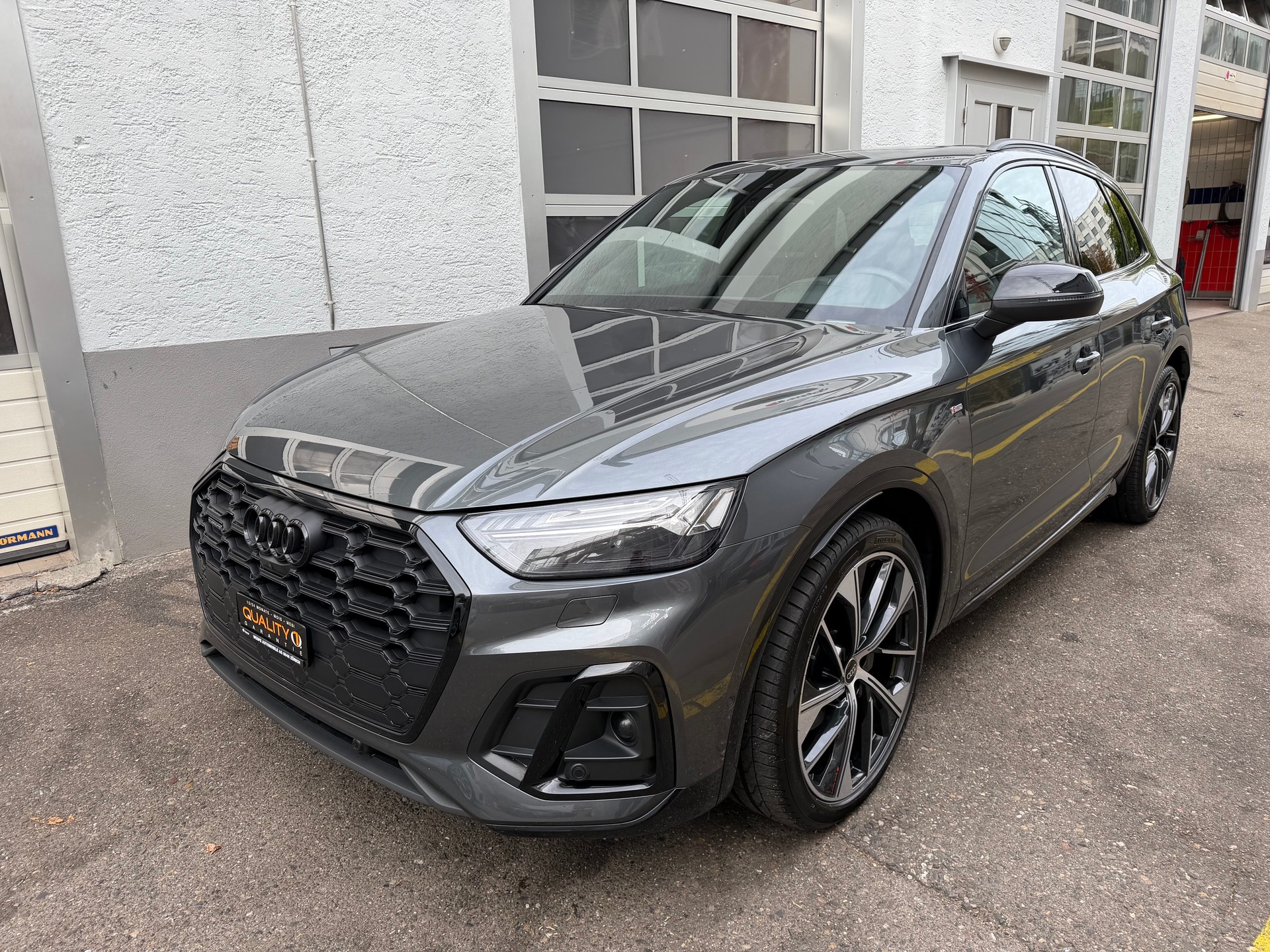 AUDI Q5 40 TDI S-Line Black Edition quattro S-tronic-image-2