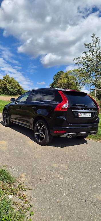 VOLVO XC60 T6 AWD Momentum R-Design Geartronic-image-1