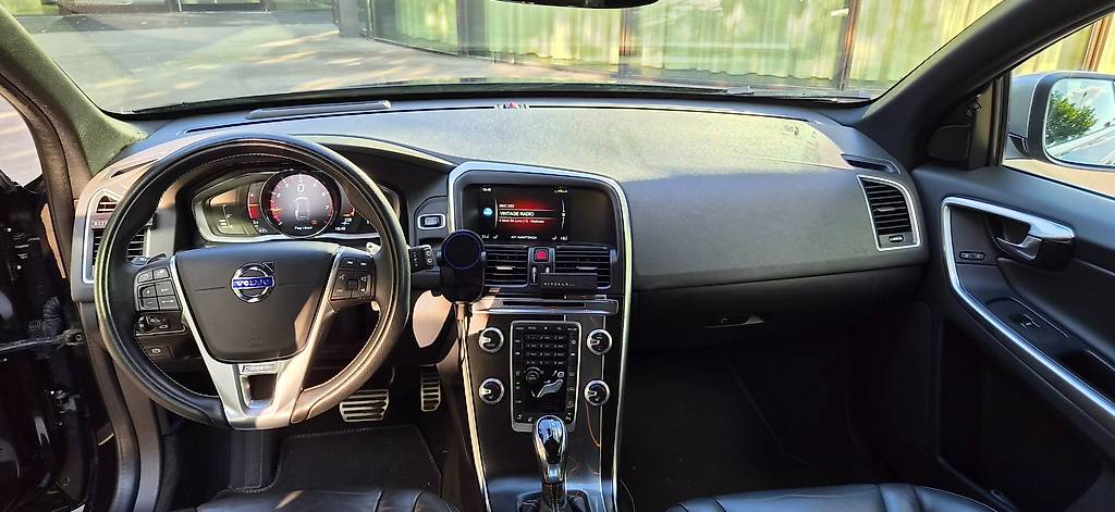 VOLVO XC60 T6 AWD Momentum R-Design Geartronic-image-2
