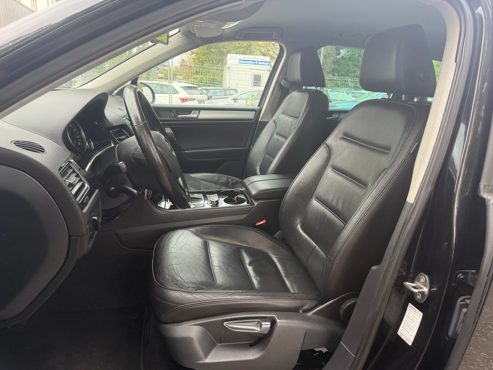 VW Touareg 3.0 TDI BlueMotion Technology Tiptronic * Leder * Gr. Navi * Xenon * Klima-auto * PDC V&H * Tempomat * AHK 3500Kg * B5b-image-2