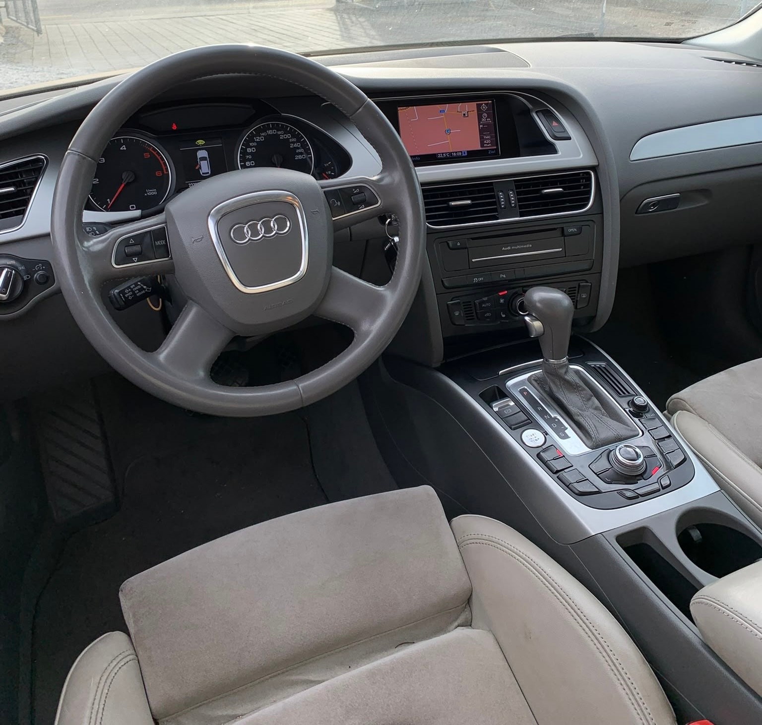 AUDI A4 Avant 2.0 TDI multitronic (Klimatronik * Alufelgen * Sensoren * Leder/Alcantara * Xenon Led * Navigation * BO5)-image-9
