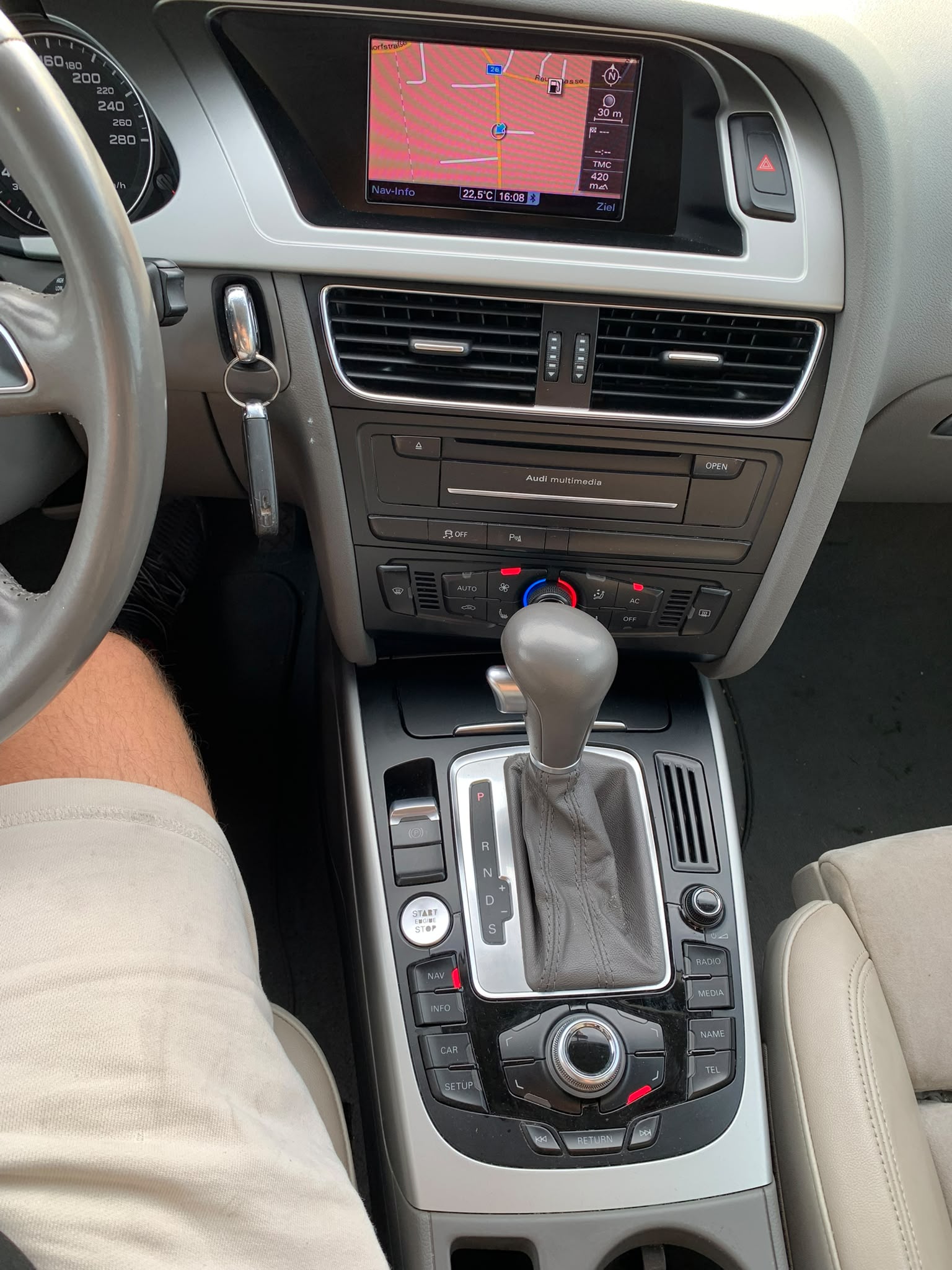 AUDI A4 Avant 2.0 TDI multitronic (Klimatronik * Alufelgen * Sensoren * Leder/Alcantara * Xenon Led * Navigation * BO5)-image-11