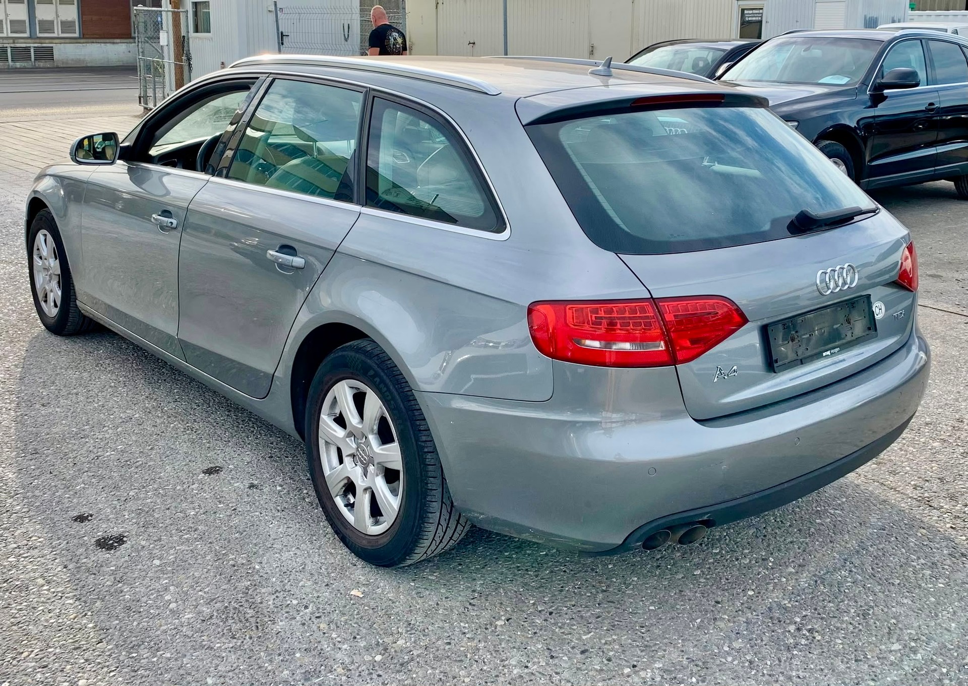 AUDI A4 Avant 2.0 TDI multitronic (Klimatronik * Alufelgen * Sensoren * Leder/Alcantara * Xenon Led * Navigation * BO5)-image-4